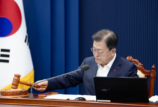 문재인 대통령이 7일 국무회의를 주재하고 있다. 청와대 제공.